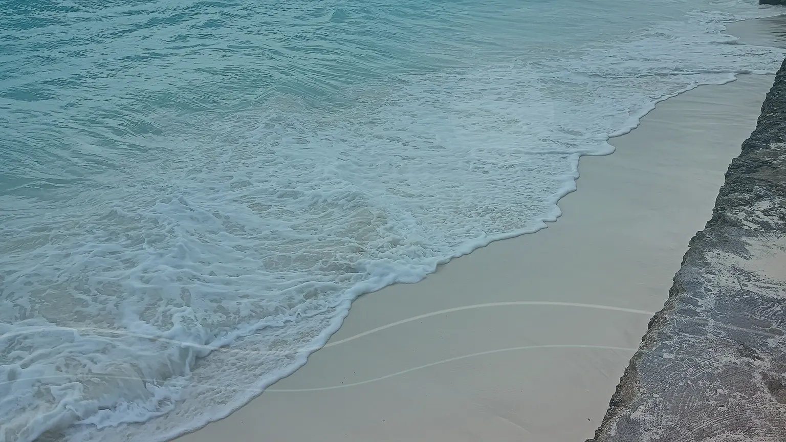 Praia e mar em Zanzibar usados como imagem editorial de snorkeling e mergulho