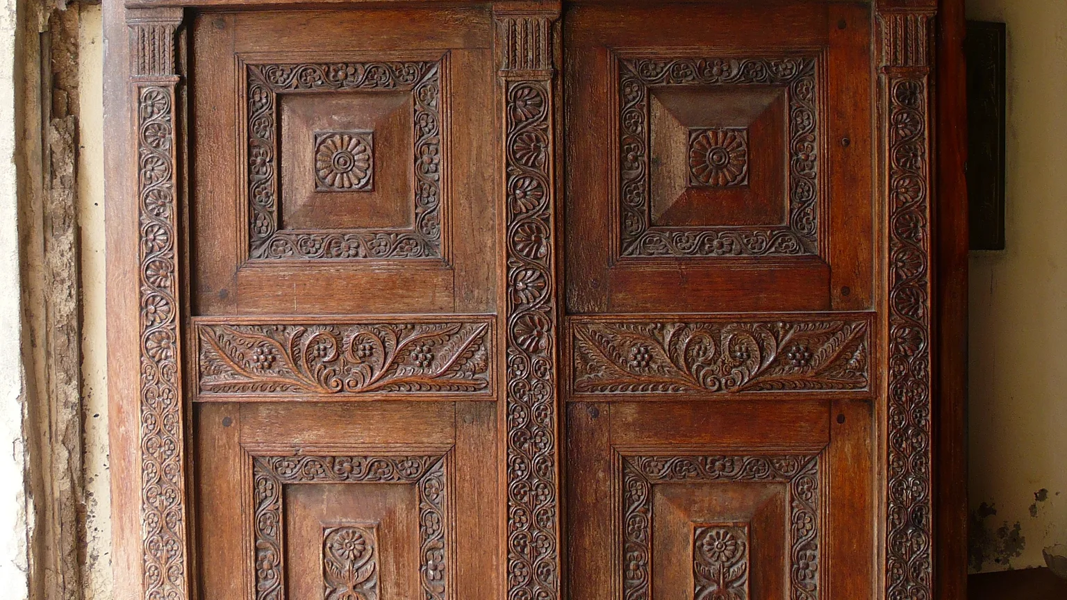 Detalhe de porta historica em Stone Town, Zanzibar